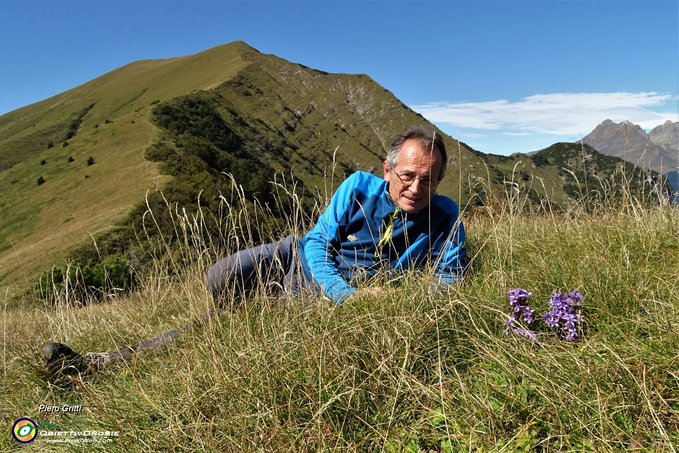 37 Sosta sulla lunga panoramica cresta di salita dal Passo al Pizzo Baciamorti.JPG